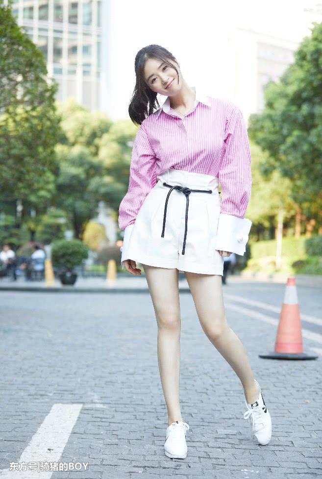 蒋欣机场放飞自我，牛仔短裤让人尴尬症都犯了，腿还是那么胖!