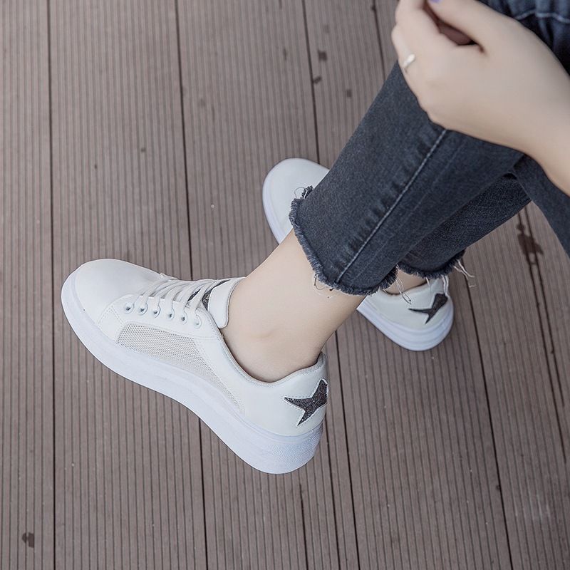 怪不得老婆不穿高跟鞋,刚上新的“小白鞋”,简约舒适忒洋气