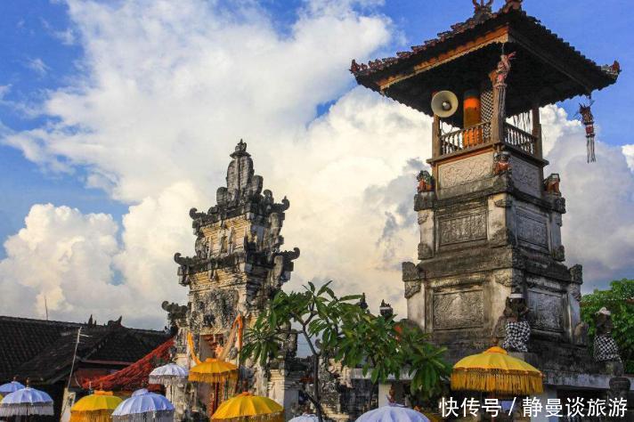 这座岛上的人们崇拜“生殖”，家家户户都供奉着这种精美雕像