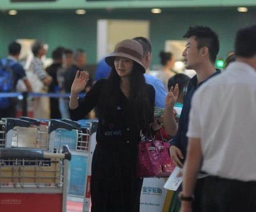 “晴格格”王艳打扮随意，网友：正常普通人就这么打扮，看着舒服