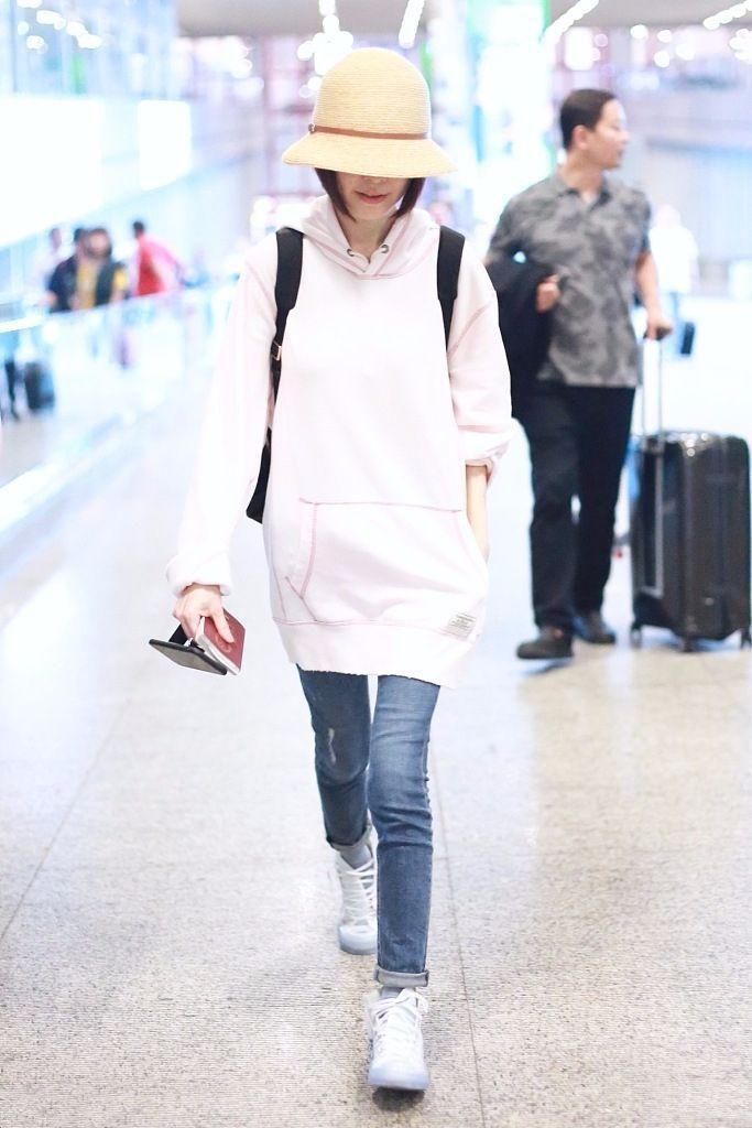 宁愿看鲁豫穿紧身裤,也不要看她穿短裤了,这腿都瘦成这样了!