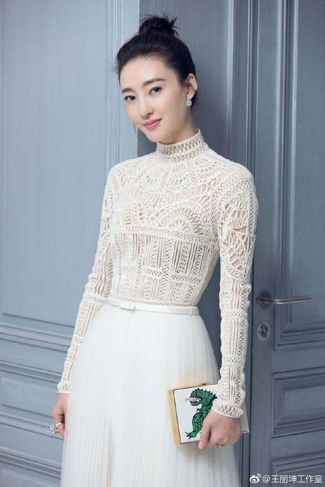 张天爱真够拼的! 穿的蕾丝肚兜快掉还浑然不知 这样的尺寸谁来管