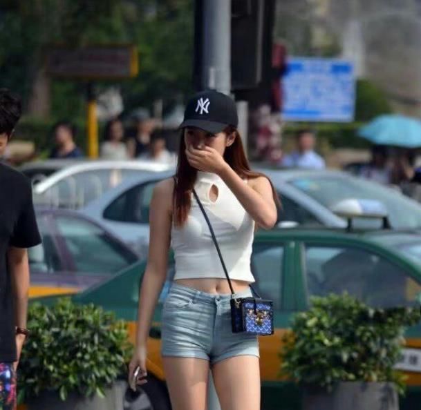 清新时尚的牛仔裤美女，尽显成熟女人味，让人一眼难忘