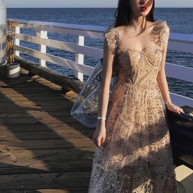 少女感吊带抹胸裙使身材更有线条感 让你更加性感迷人