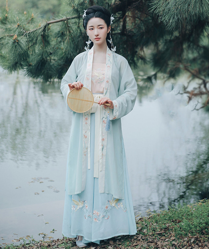 「古韵」穿汉服太显古韵, 微胖女人也可以穿出高贵感, 让人心动又着迷