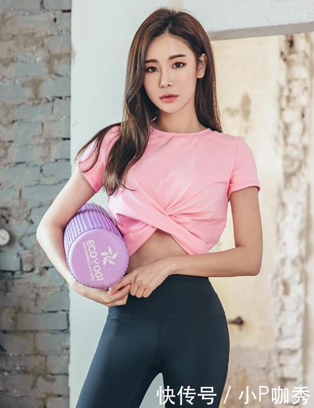 路人街拍:花容月貌的打底裤小姐姐展露时尚秀丽，初恋的味道！