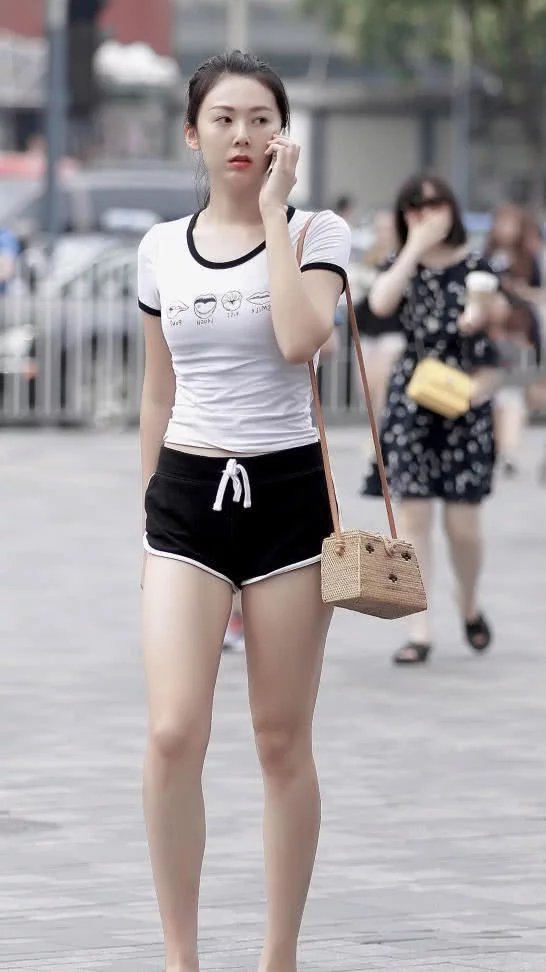 活力满满的小姐姐回头率颇高，小姐姐销魂的一眼，成了最大的亮点