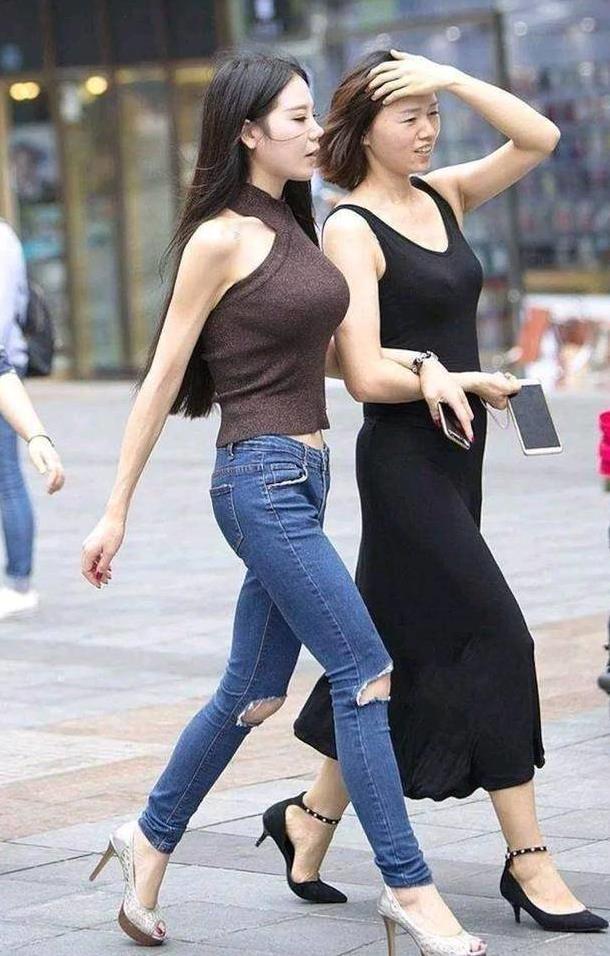 街拍：美女爱穿连衣裙，最惹火身材秀出来！