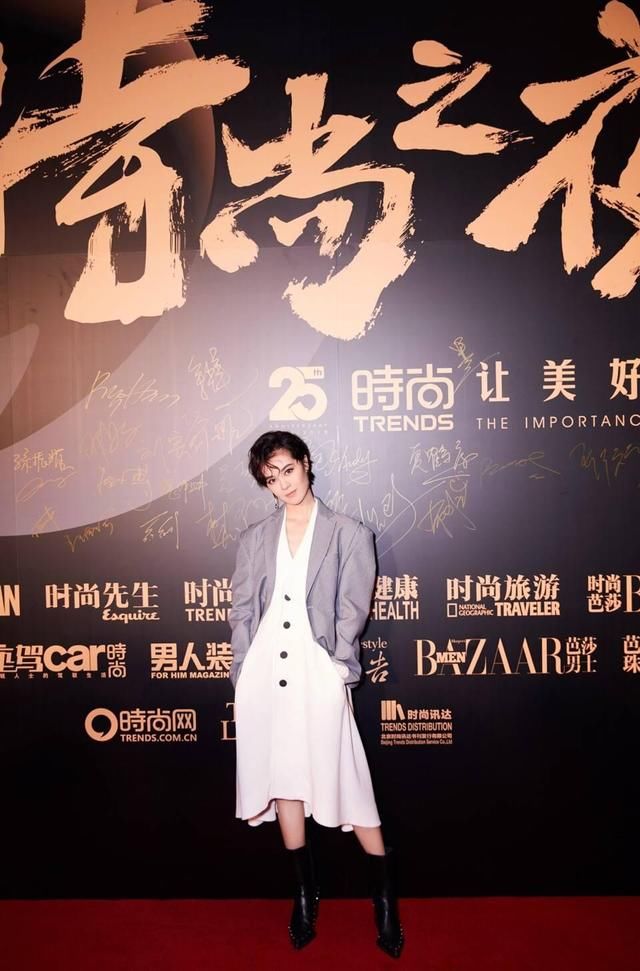 千鸟格遇到肩宽收腰西装，只想要说，郁可唯没词夸你了