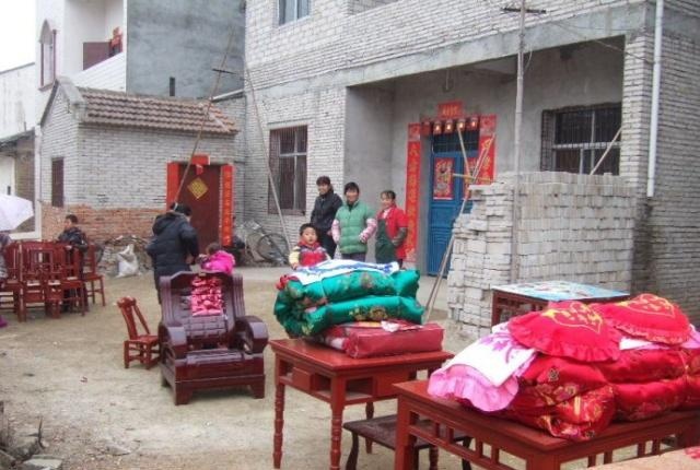 农民打工归来，回村里是“土豪”，到城里又成了“乞丐”，咋回事