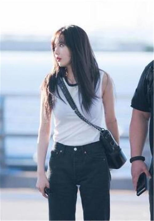 韩国女星金泫雅胆子不小，没想到竟把纸杯当鞋跟，就不怕踩碎了？