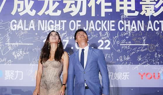 卢靖姗最过分的连衣裙，全程用包包遮挡，网友：韩庚知道吗