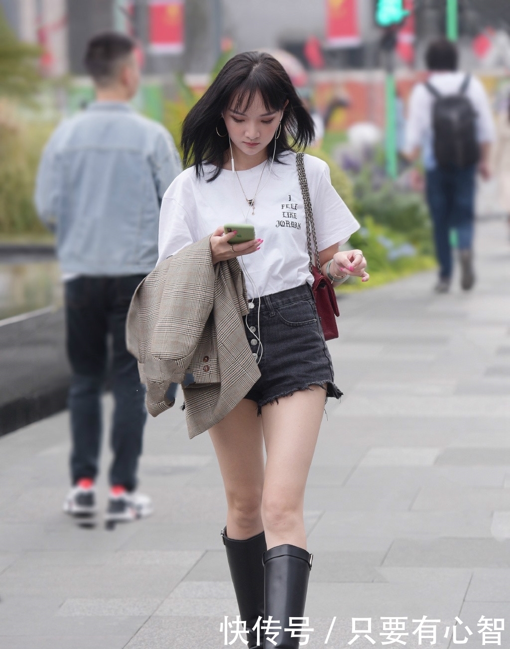 『个性』穿搭要不拘一格,时尚女生选择个性休闲装,帅气又耐看