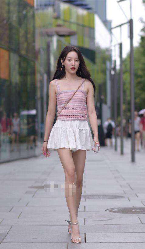 街拍, 小姐姐搭配紧身的黑色小背心, 露出白皙的锁骨很是性感