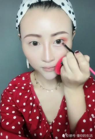 小姐姐网恋五年，突然被小哥哥约见面，去赴约的她由村姑变成了女