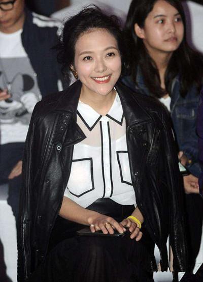 39岁杨乐乐与41岁李湘出席活动，一个嫩的似少女一个真像妈妈