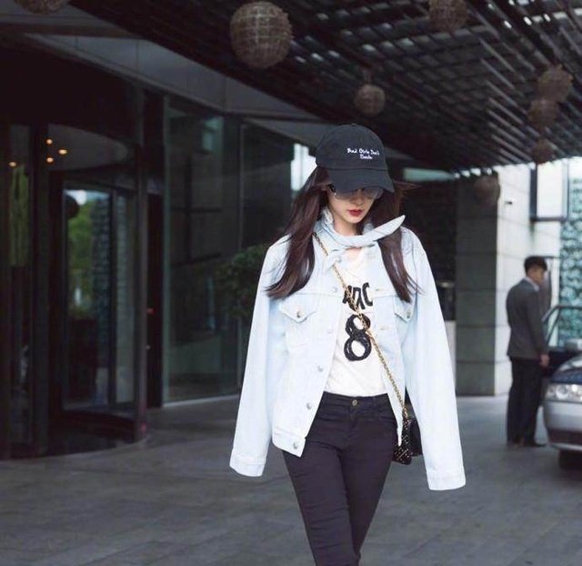 杨颖最新街拍秀2米逆天长腿，网友砖缝都被p到尴尬形变！