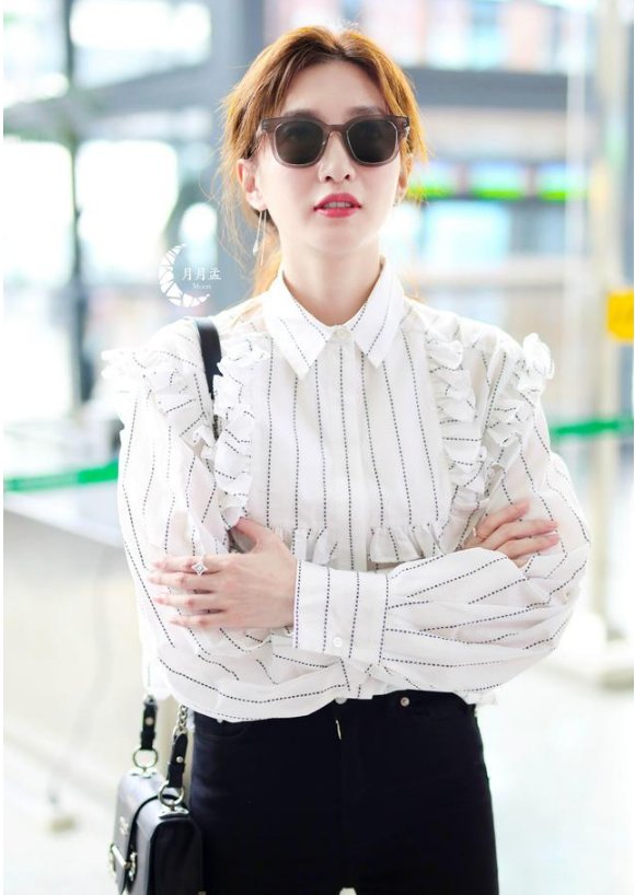 江疏影机场私拍，腿细如竹竿，网友:有80斤算我瞎