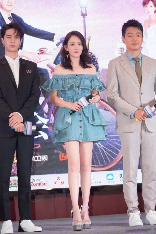 陈乔恩穿3000块牛仔裙依然少女，偏偏撞上赵丽颖，没了PS成这模样