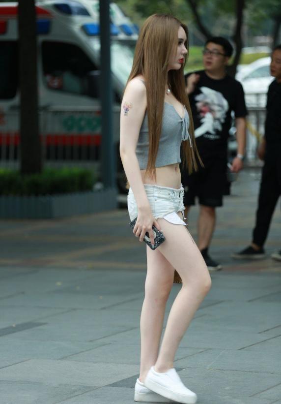 街拍:白色连衣小短裙美女小姐姐,简约自然,性感撩人