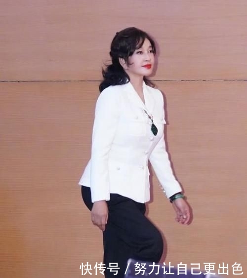  老态■67岁刘晓庆脸怎么了？大浓妆盖不住僵硬老态，网友：都认不出来了