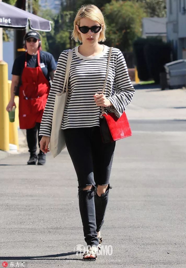 海魂衫要配上白牛仔才最有颜