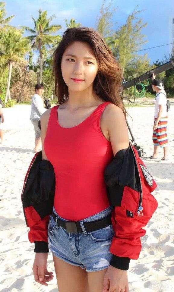 紧身裤楚楚动人，臀大的妹子尽显傲人之美，显示高贵典雅气质