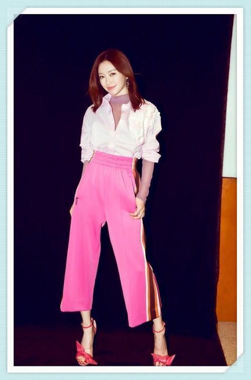 秦岚也会衣品成谜？西装裤上挂薄纱，网友：放个屁不就吹起来了？