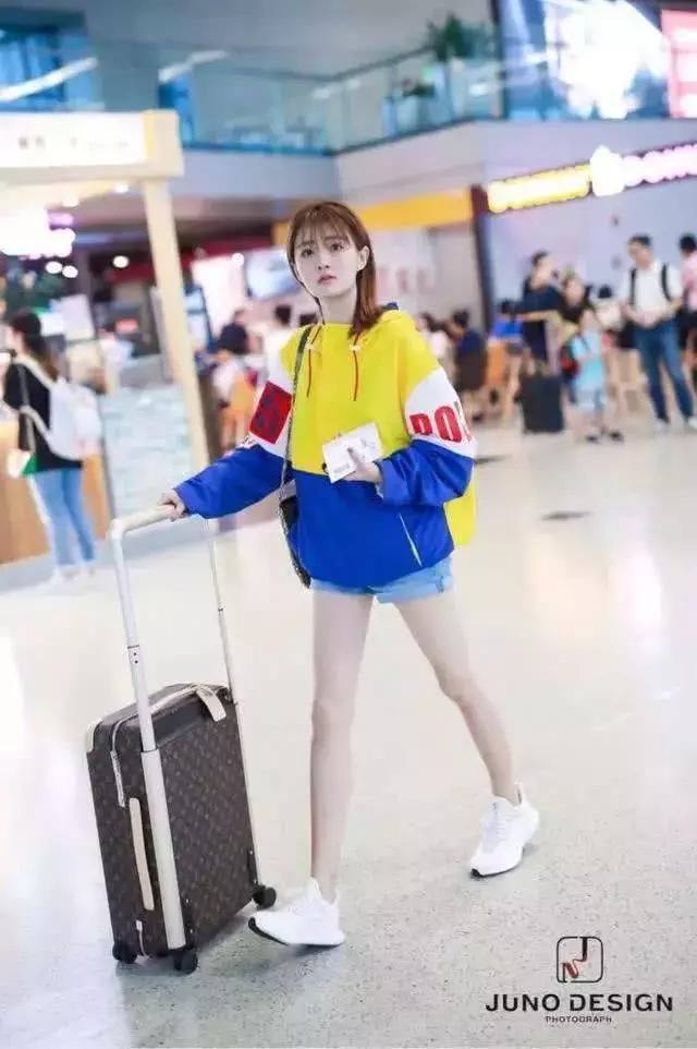 徐璐上长下短的搭配引围观！超短裤让竹竿腿成亮点，18岁都有多了