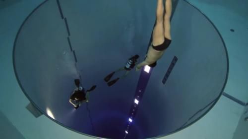 世界上最深的泳池“深不见底”，花费3000元，美女们纷纷来挑战！