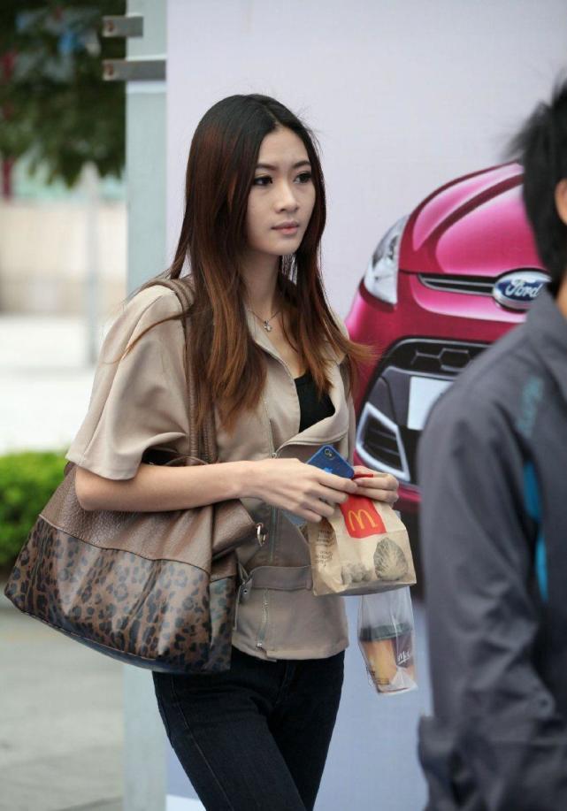 街拍：图1丝袜性感，图2紧身裤妩媚，图3包臀裙最可爱