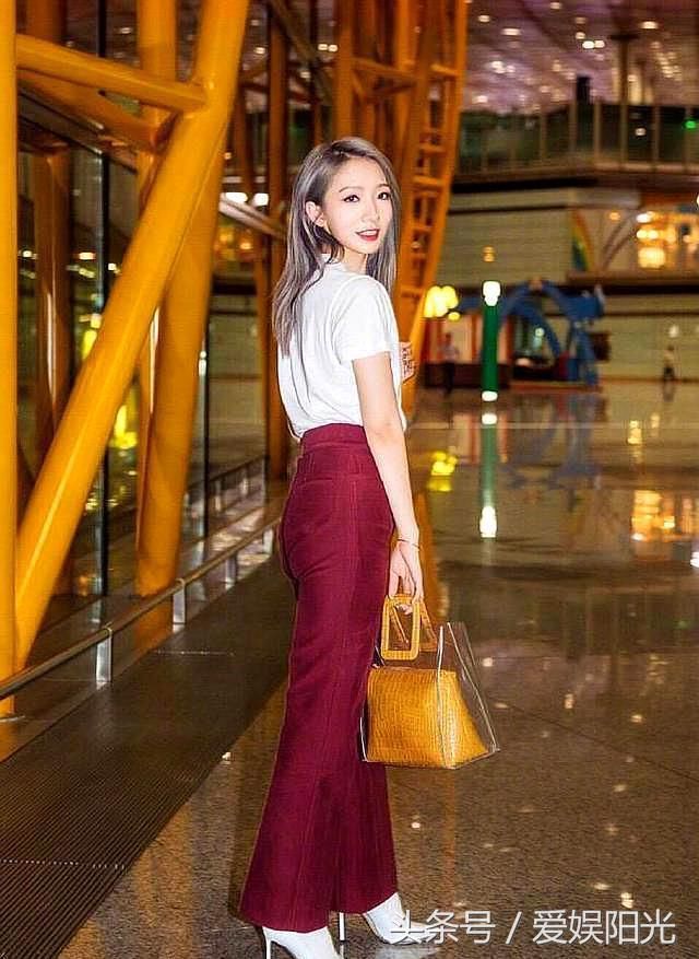 孟美岐首次亮相纽约时装周,豹纹西装十分干练,却被大粗眉毁了!