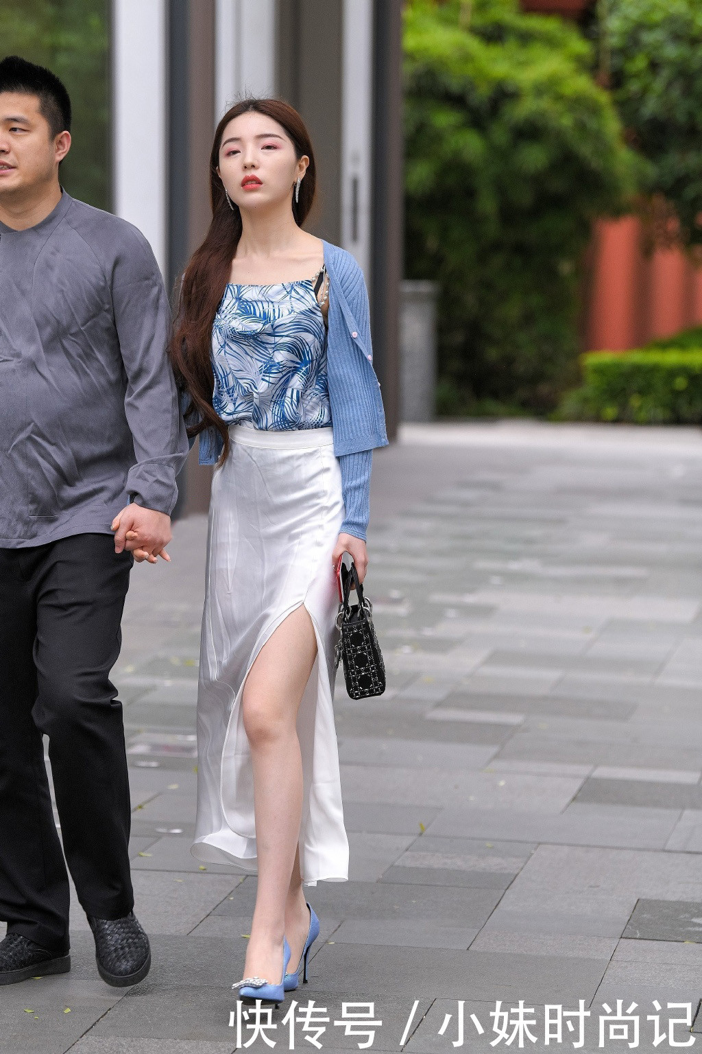  小姐姐■街拍：和初夏有个约定,选择精致的半身长裙穿搭,让造型显得清爽且优雅