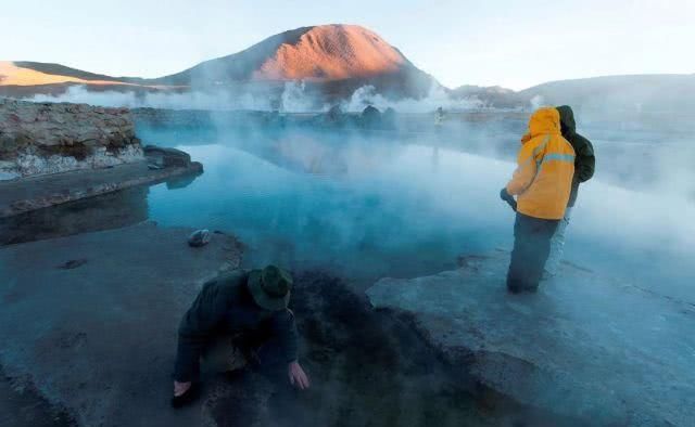 网红拍旅行打卡照被抓，游客喷泉旁被烧得面目全非：用生命换来的