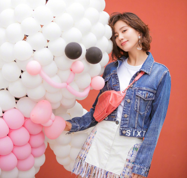 刘诗诗的“拖把”裙太别致了，穿高跟鞋还要套塑料袋，为了防雨