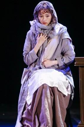 关晓彤黑色低领薄纱裙仙气满满，胸口隐隐露出粉色，好诱惑