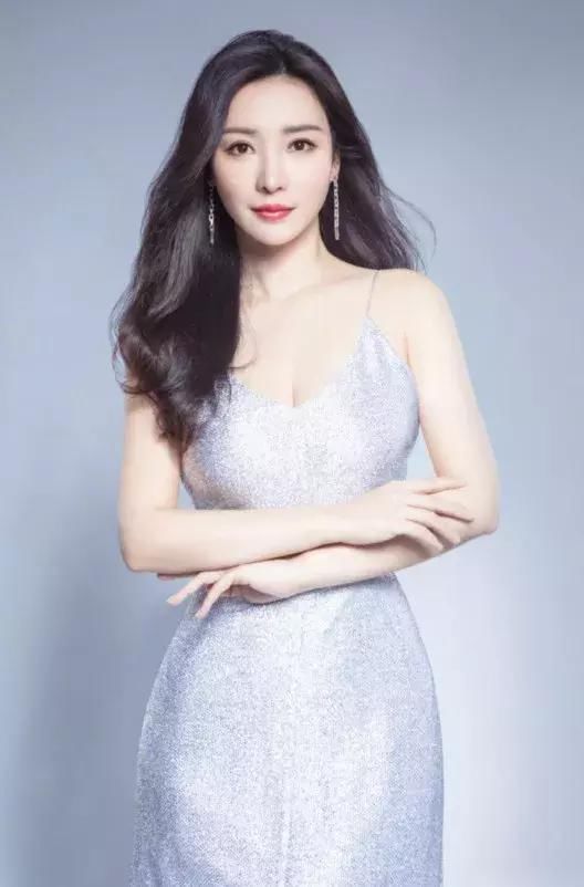 柳岩V领吊带裙秀身材，撞上超模奚梦瑶，网友：骨感与性感的区别