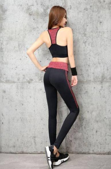 街拍：优雅娇美的打底裤小姐姐恬静贤淑，秀出笔直有型的大长腿！