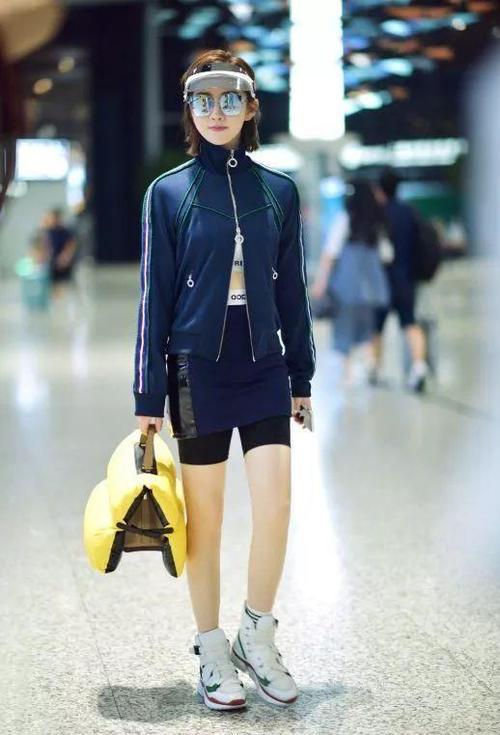 景甜穿运动包臀裙露出半截安全裤，这时尚真的有点难懂！