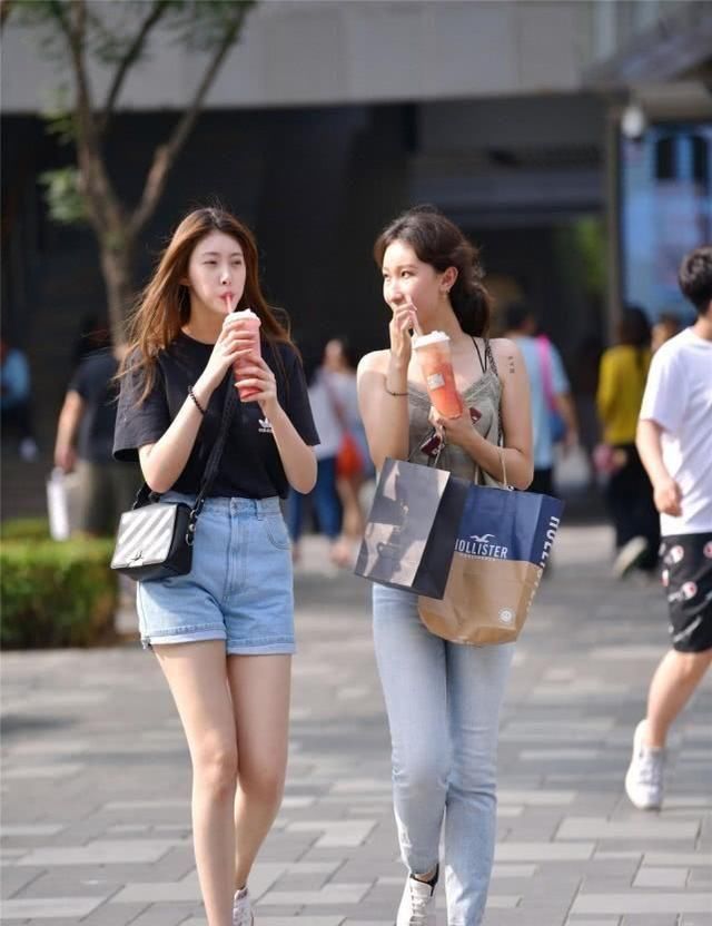  呈现@牛仔裤子呈现年青的气质风彩，简约空气又有非常好的线框感
