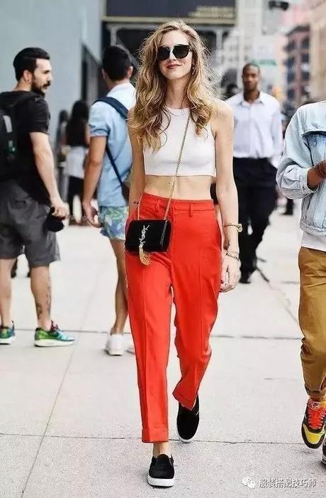 服装搭配：大屁股,腿粗,腿不直,下半身肥胖,一条烟管裤就搞定!