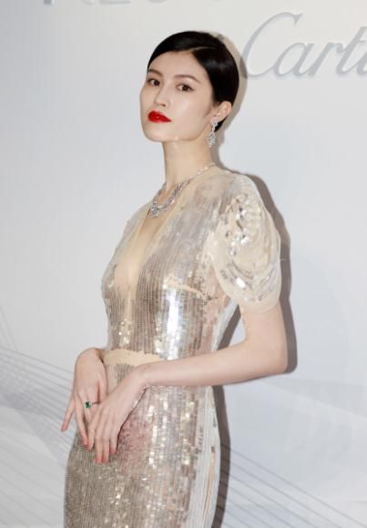 何穗穿贴身亮片裙现身,白到发光,只是这衣服里面,难道是真空?