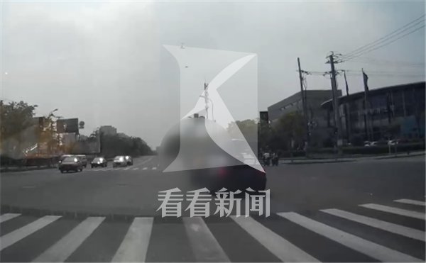 交通事故|惊悚!外送小哥被撞飞腾空 原因又是这个