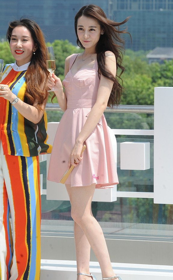 看完迪丽热巴的精修图，再看看无修图，网友：确定不是换了个人？