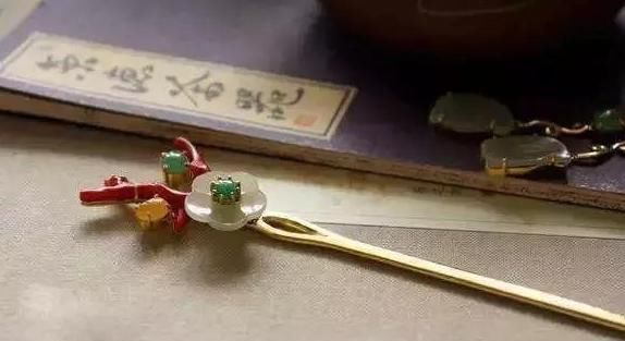 墨庄：墨庄轻奢 I 旗袍搭配心机：这些饰品让你韵味十足！