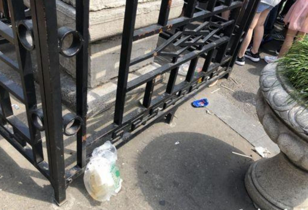 游客投诉南京4A景区门外垃圾遍地，景区回应：不归我们管