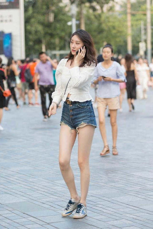  个性@修身t恤搭配牛仔裤，穿一双个性的高跟鞋，显得时尚又有魅力