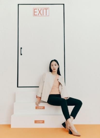  衬衫■金高银总算高姿态，新发型黑发髻好整洁，岗位西服又美又飒