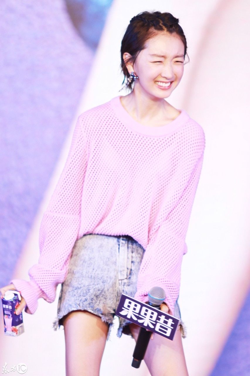 古灵精怪的周冬雨穿件粉色毛衣加短裤出席活动 少女感爆棚