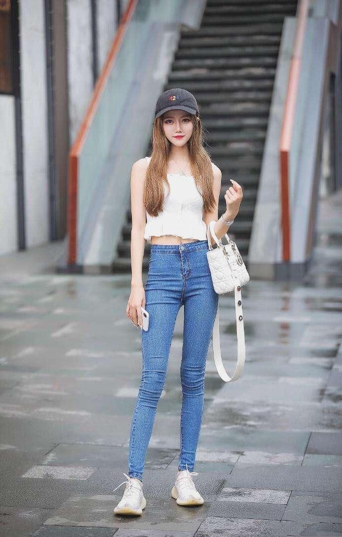 小姐姐第一眼看上去非常的顺眼，身材匀称，面容也很温柔!